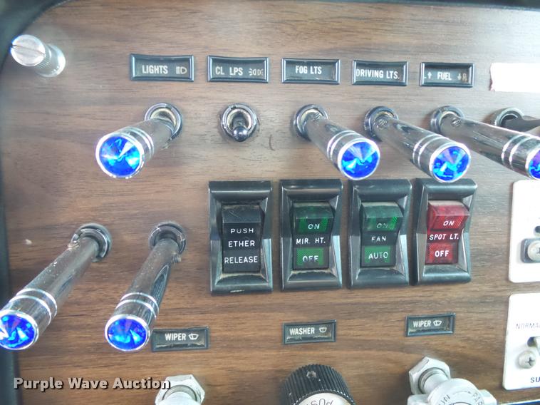 image for item K1129 1986 Peterbilt 359 semi truck