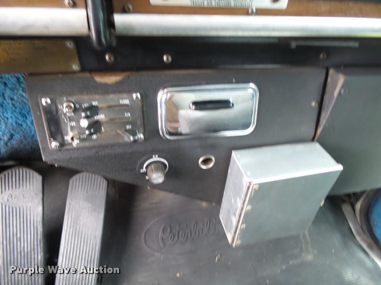 image for item K1129 1986 Peterbilt 359 semi truck