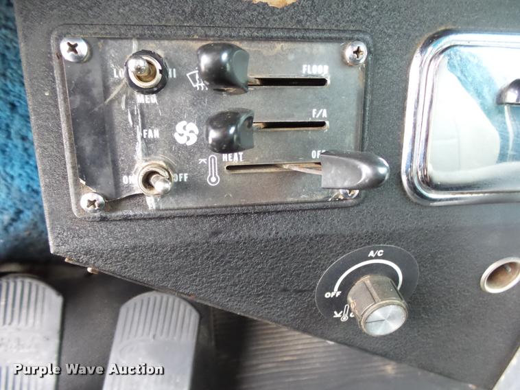 image for item K1129 1986 Peterbilt 359 semi truck