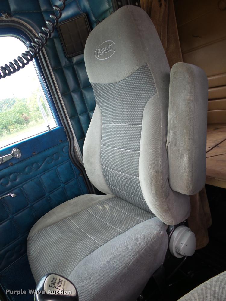 image for item K1129 1986 Peterbilt 359 semi truck