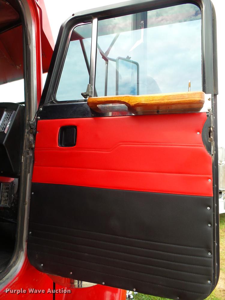 image for item K1130 1993 Peterbilt 379 semi truck