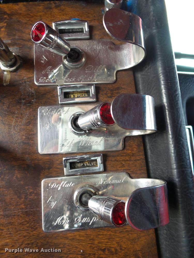 image for item K1130 1993 Peterbilt 379 semi truck