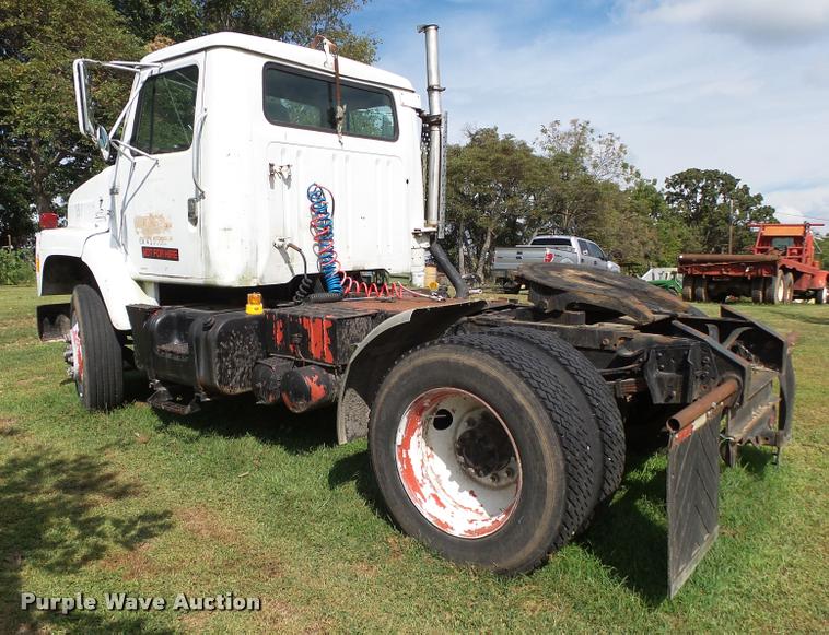 image for item K1134 1981 International semi truck
