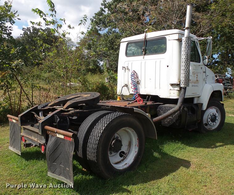 image for item K1134 1981 International semi truck
