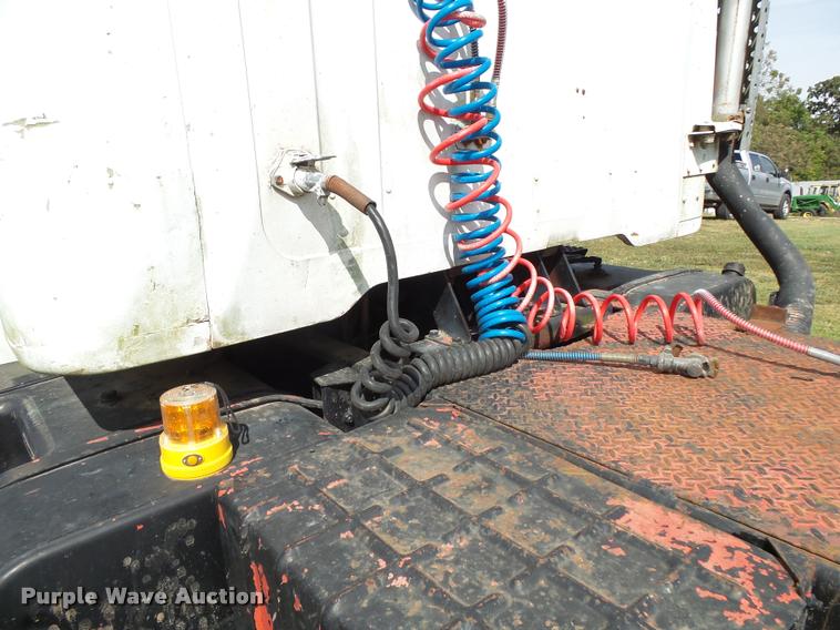 image for item K1134 1981 International semi truck