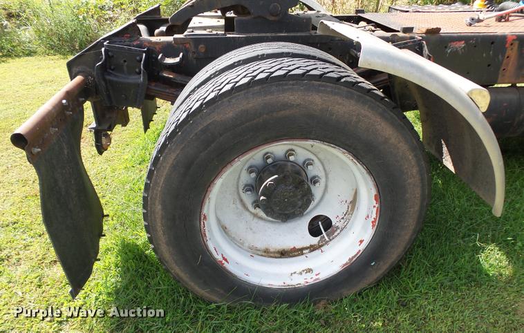 image for item K1134 1981 International semi truck