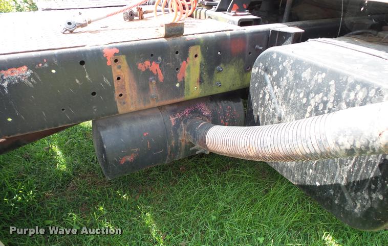 image for item K1134 1981 International semi truck