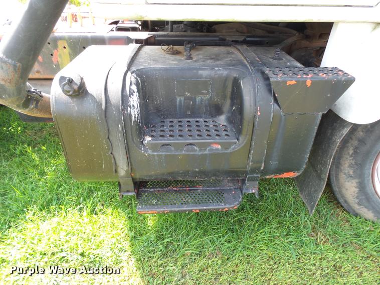 image for item K1134 1981 International semi truck