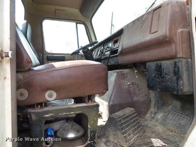 image for item K1134 1981 International semi truck