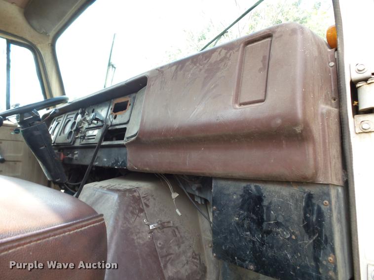 image for item K1134 1981 International semi truck