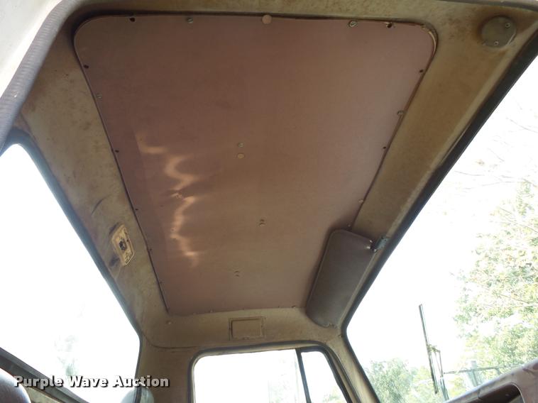 image for item K1134 1981 International semi truck