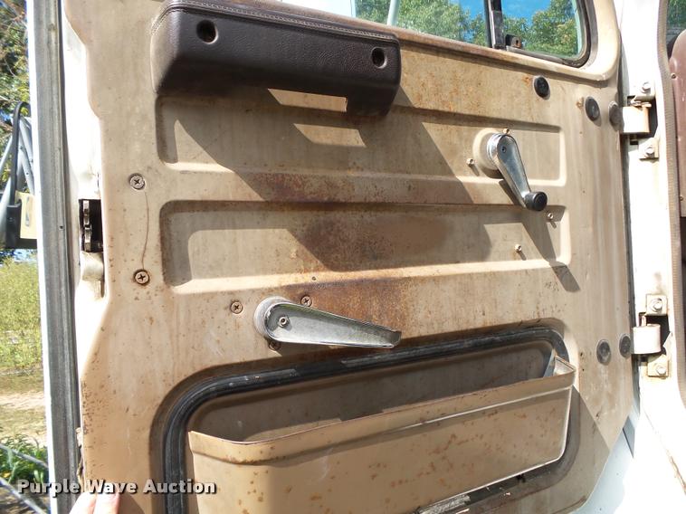 image for item K1134 1981 International semi truck