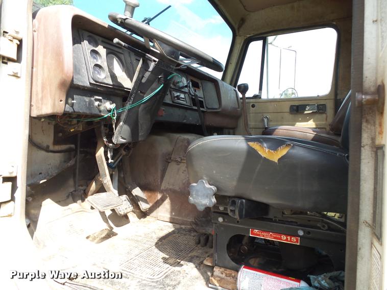 image for item K1134 1981 International semi truck