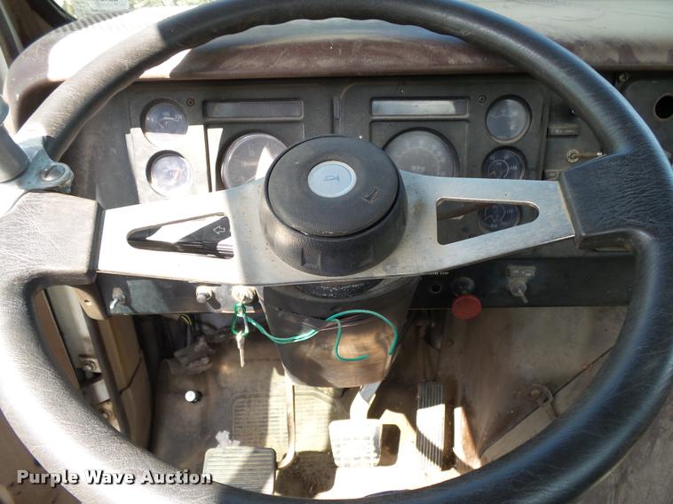 image for item K1134 1981 International semi truck