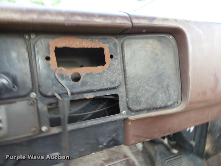 image for item K1134 1981 International semi truck