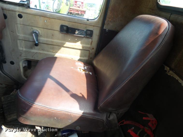 image for item K1134 1981 International semi truck