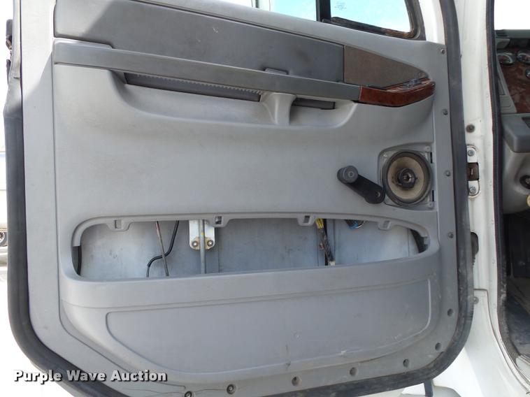 image for item K1135 2003 Freightliner ST120 semi truck