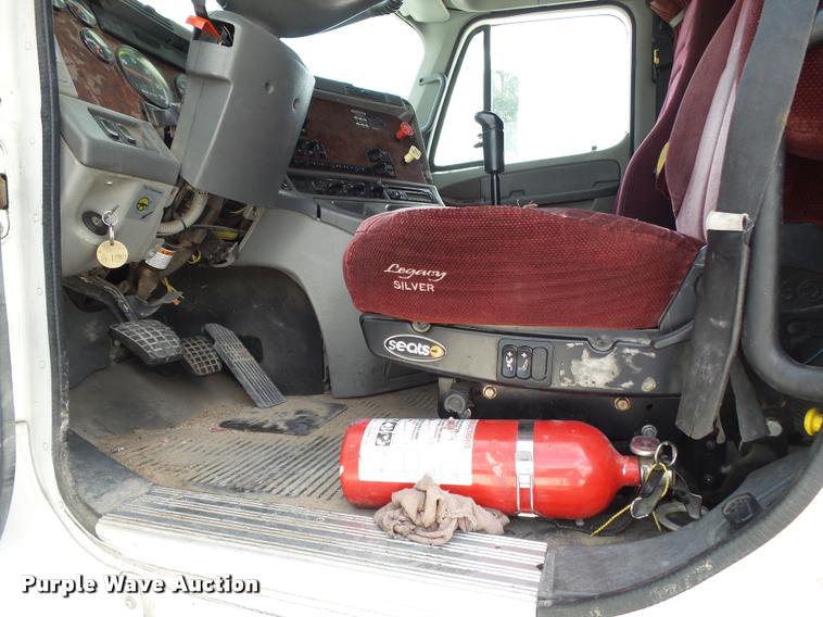 image for item K1135 2003 Freightliner ST120 semi truck