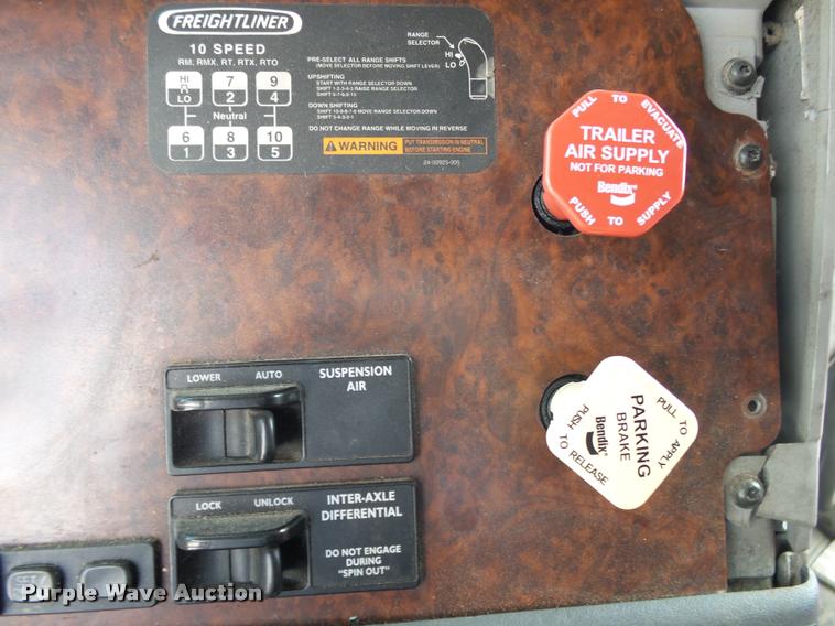 image for item K1135 2003 Freightliner ST120 semi truck