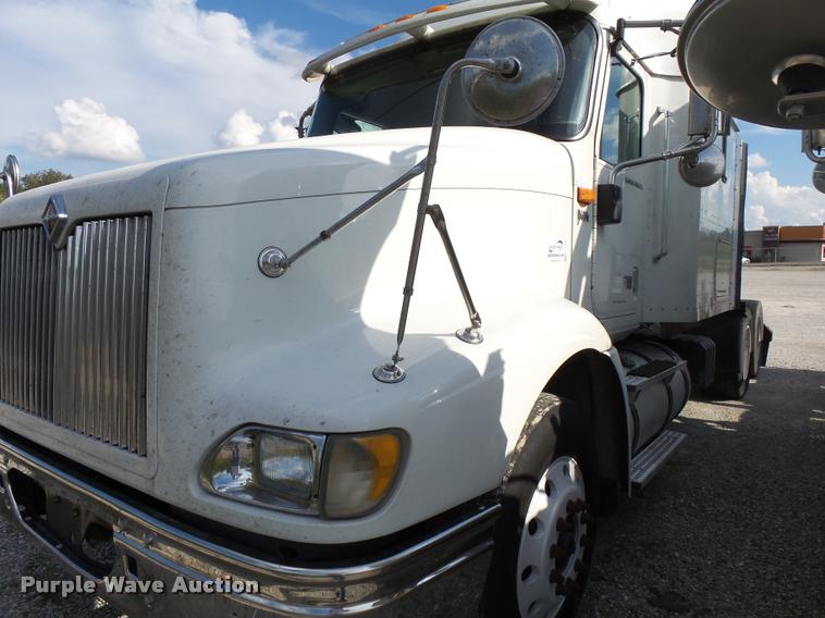 image for item K1136 2006 International 9400i semi truck