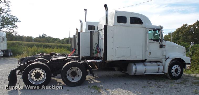 image for item K1136 2006 International 9400i semi truck