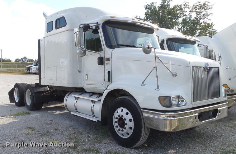 image for item K1136 2006 International 9400i semi truck