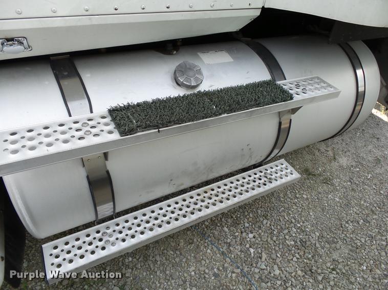 image for item K1136 2006 International 9400i semi truck