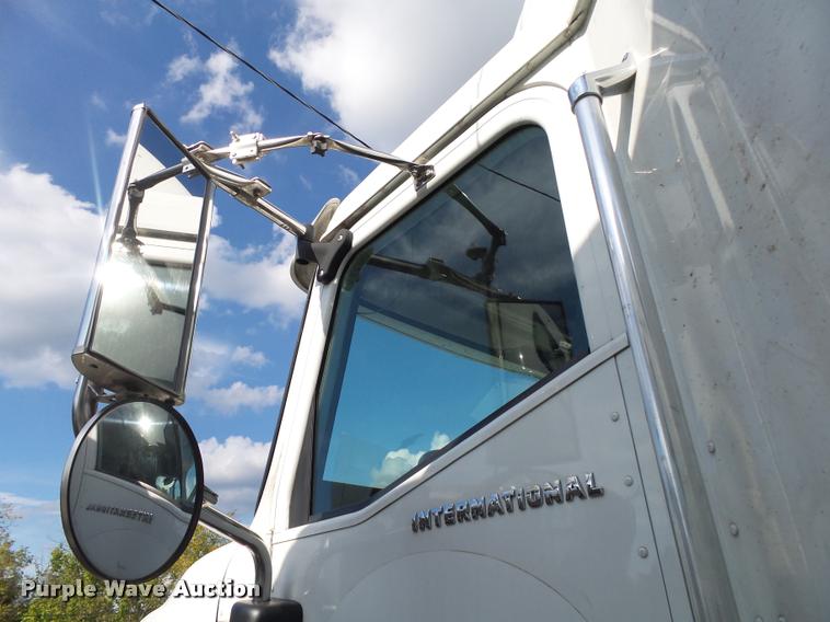 image for item K1136 2006 International 9400i semi truck