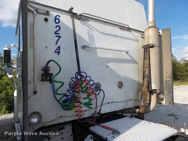 image for item K1136 2006 International 9400i semi truck