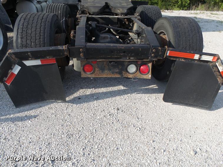 image for item K1136 2006 International 9400i semi truck