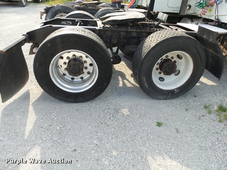 image for item K1136 2006 International 9400i semi truck