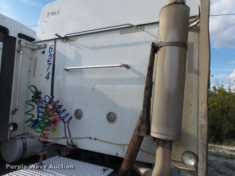 image for item K1136 2006 International 9400i semi truck