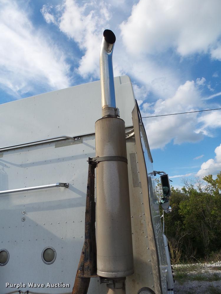 image for item K1136 2006 International 9400i semi truck