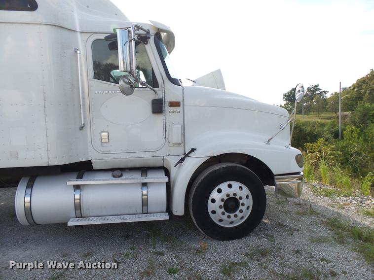 image for item K1136 2006 International 9400i semi truck