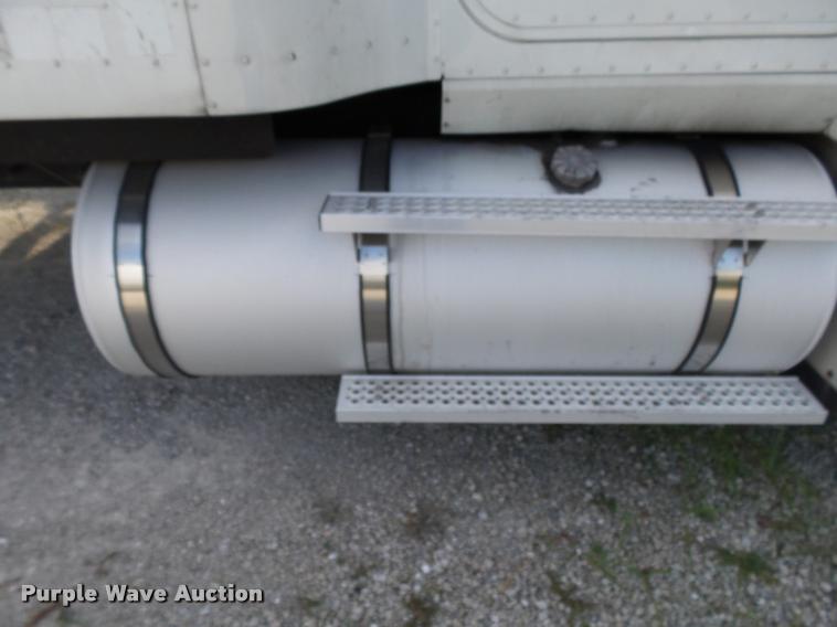 image for item K1136 2006 International 9400i semi truck