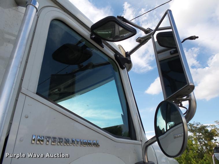 image for item K1136 2006 International 9400i semi truck