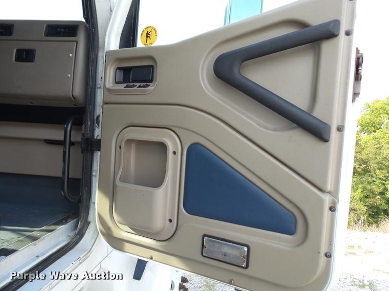 image for item K1136 2006 International 9400i semi truck