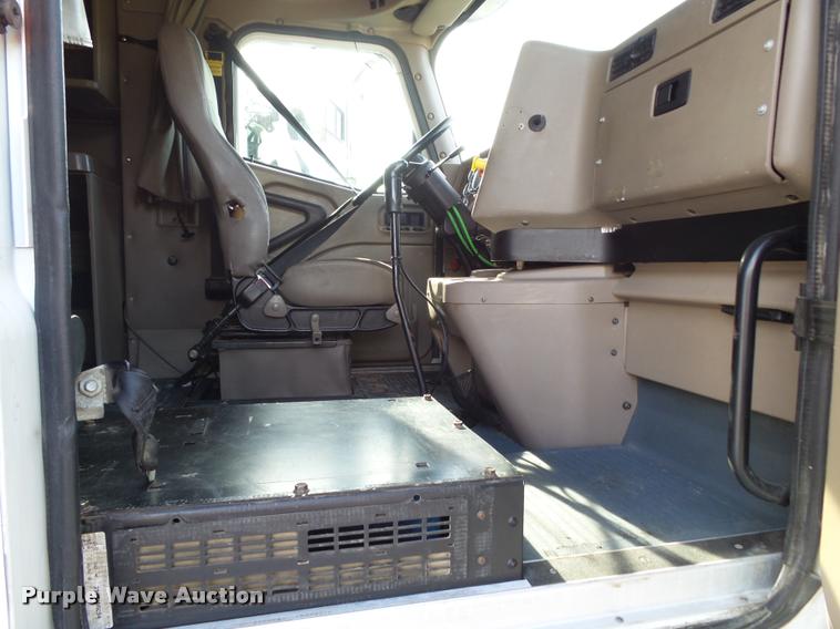 image for item K1136 2006 International 9400i semi truck