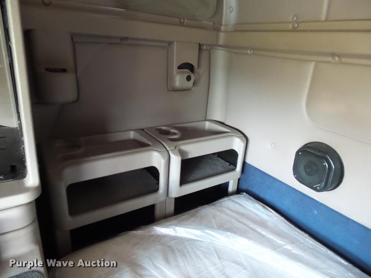 image for item K1136 2006 International 9400i semi truck