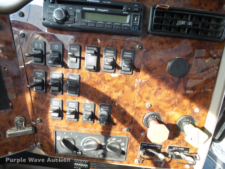 image for item K1136 2006 International 9400i semi truck