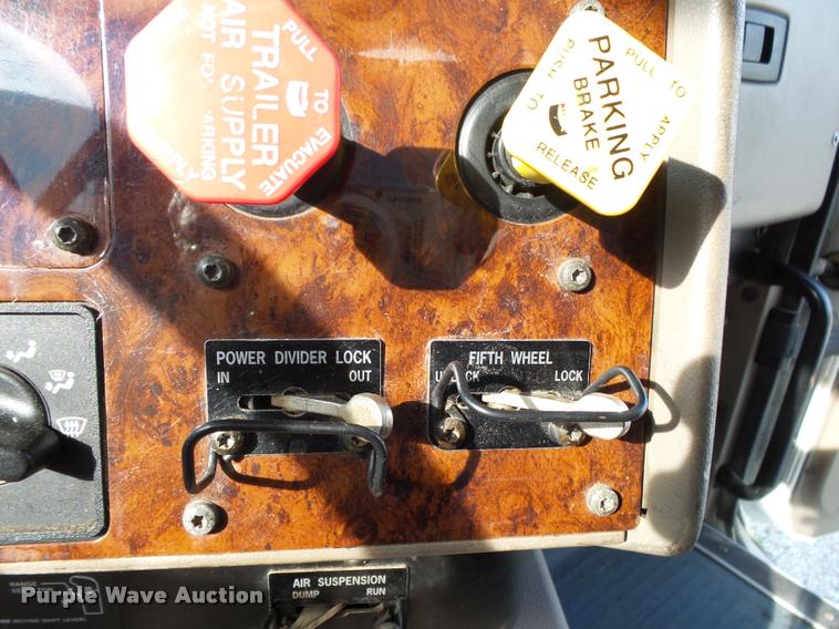 image for item K1136 2006 International 9400i semi truck