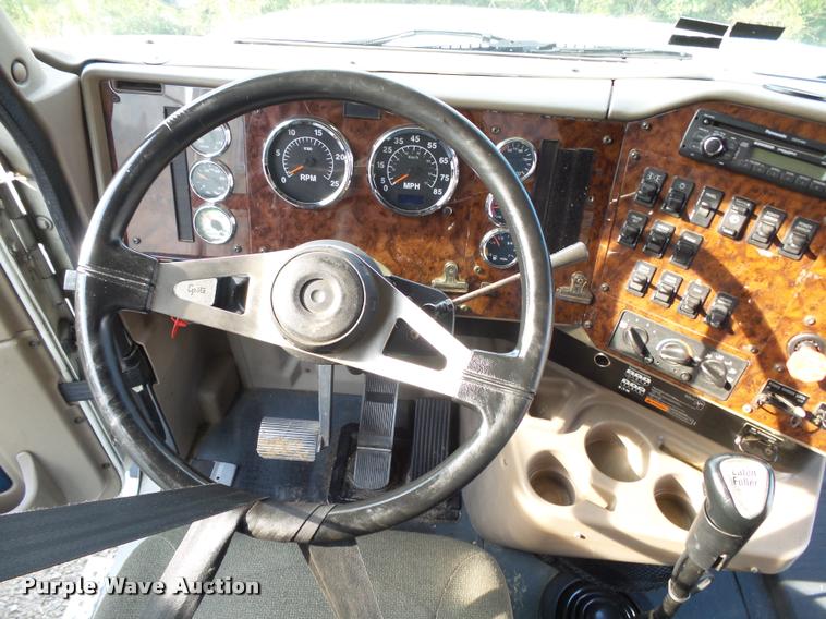 image for item K1136 2006 International 9400i semi truck