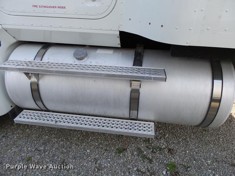 image for item K1137 2006 International 9400i semi truck