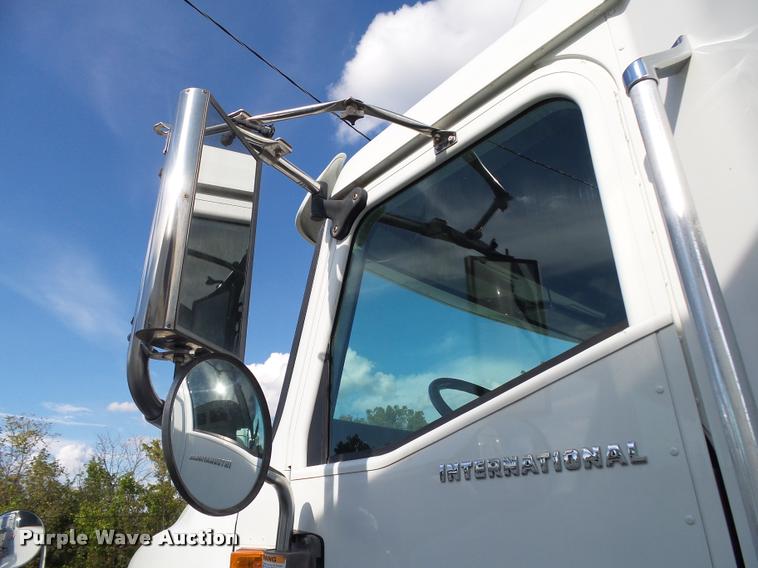 image for item K1137 2006 International 9400i semi truck