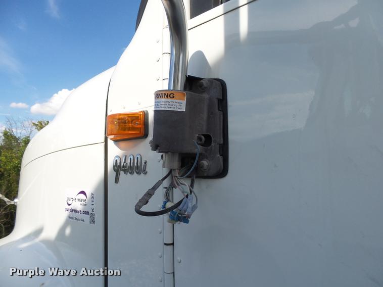 image for item K1137 2006 International 9400i semi truck