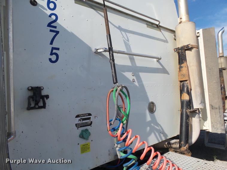 image for item K1137 2006 International 9400i semi truck