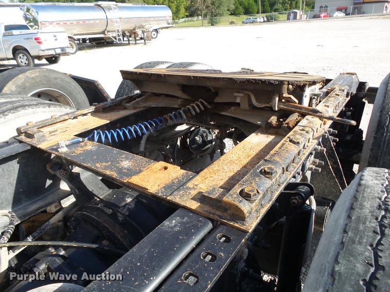 image for item K1137 2006 International 9400i semi truck