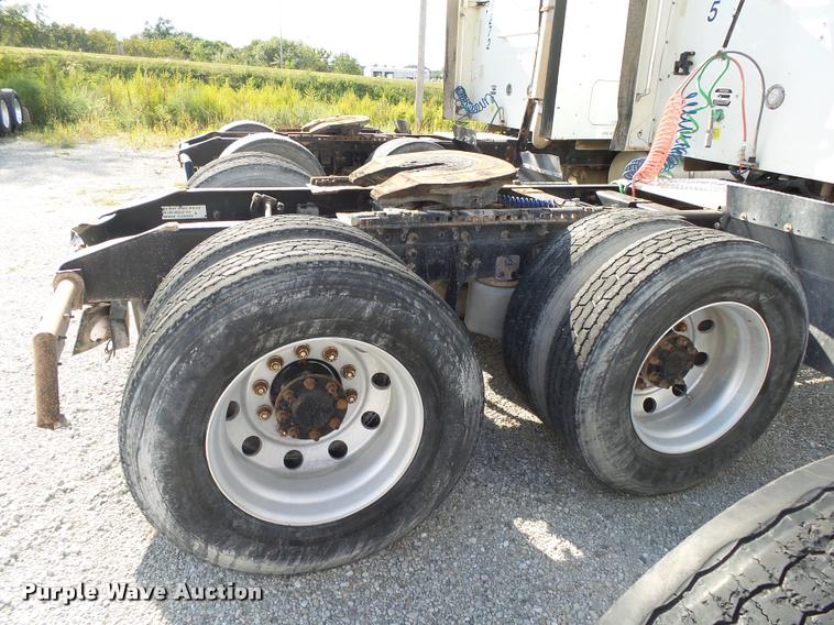 image for item K1137 2006 International 9400i semi truck