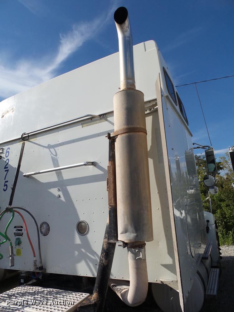 image for item K1137 2006 International 9400i semi truck