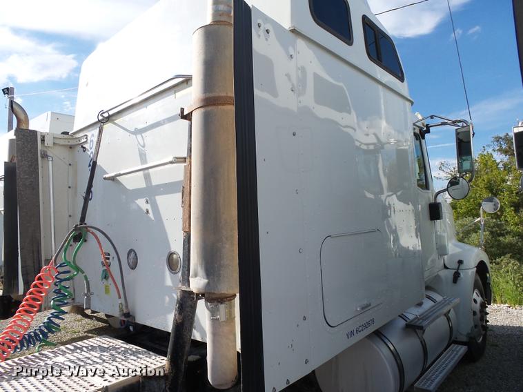 image for item K1137 2006 International 9400i semi truck